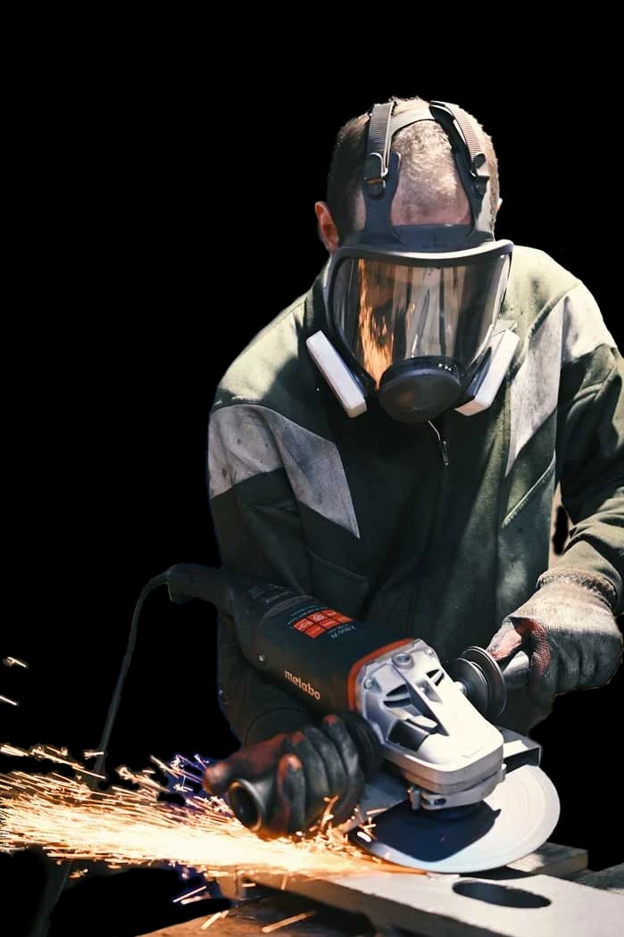 Mann beim Gussputzen, Funkenflug