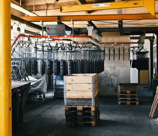 schematic image of a road bike from the side with marked stack and reach measure.