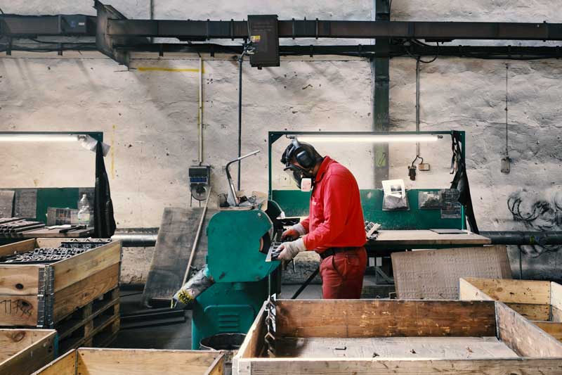 schematic image of a road bike from the side with marked stack and reach measure.